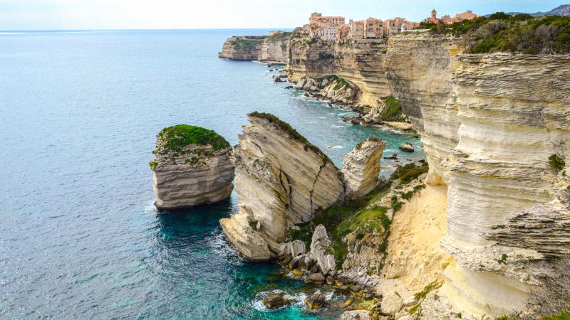 Tour du littoral sous les falaises de Bonifacio